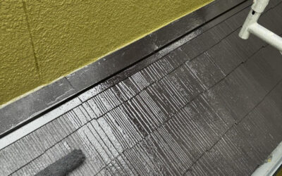 施工中の屋根塗装では、クールタイトを使用した上塗り作業が進行